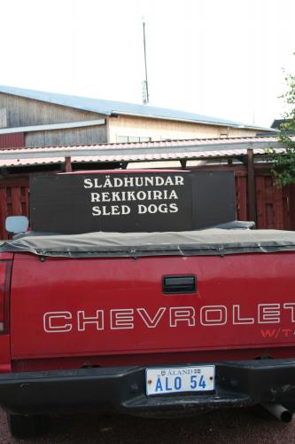 Hittade en bil för slädhundar... vore skoj att träffa ägarna oxå, men det gjorde vi inte