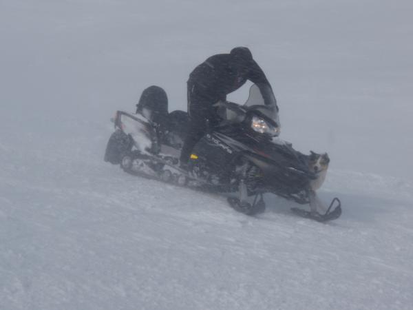 Jason hjälper husse att vända skotern..